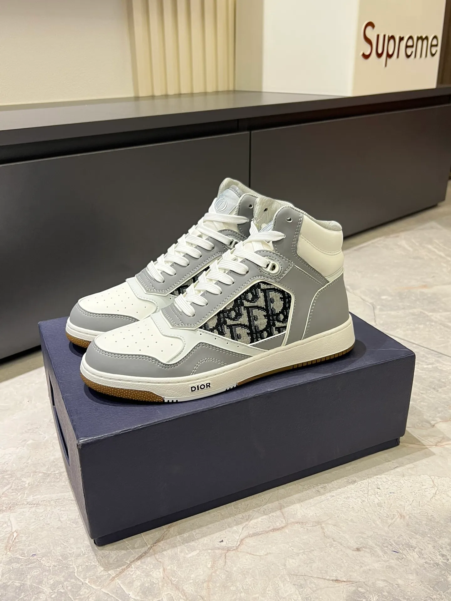 Men's shoes 💰p460 "Dio*" mid-top B27 casual sneakers. This B27 high-top sneaker is a new product in the series and continues Di*r's classic style. Crafted from gray and white smooth calf leather with beige and black Oblique print panels on the sides. The "CD Icon" shaped shoelace eyelets are clever and delicate, and the two-color rubber sole, rear collar and heel are all equipped with the brand's iconic details to enhance the style. Oblique printed straps at the ankle allow for an adjustable fit to complement the overall design. Fashionable and versatile, it can complement any look. Create an exquisite design with unique dynamic vitality and modern atmosphere, presented in low-top and high-top styles. This new must-have shoe adds a new dimension to Dior's archive heritage, embodying modern elegance. Purchase the original version and make it 1:1. If you need top quality, please come to me! Male 38-44!